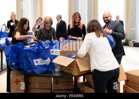 U.S prima signora Melania Trump, destra e Karen Pence, sinistra, moglie del Vice Presidente Mike Pence aiutare i volontari assemblare militare kit comfort per dispiegato truppe americane presso la Croce Rossa Americana sede Novembre 27, 2018 a Washington D.C. Foto Stock