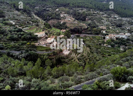 Antenna fuco vista del piccolo pendio Banyalbufar cittadina sulla costa ovest di Maiorca. Circondato da Tramuntana mountain range Spagna Foto Stock