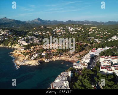 Antenna vista panoramica Costa de la Calma litorale, turchese chiaro verde acqua del mare Mediterraneo. Palma de Mallorca, Spagna Foto Stock