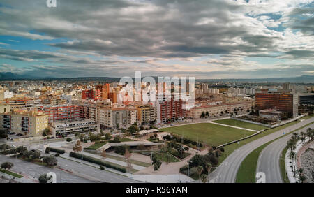 La città di Palma de Mallorca. Moody drammatico cielo nuvoloso su Maiorca townscape e residenziale case affollate, ben curate strade montagne in valle Foto Stock