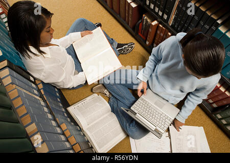 Due donne gli studenti a studiare in biblioteca Foto Stock