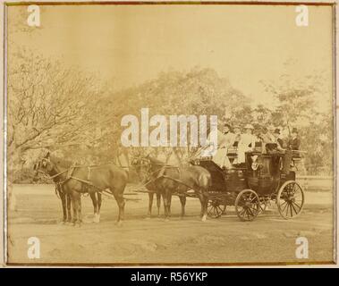 Un ritratto di un gruppo europeo in una carrozza trainata da quattro cavalli a Bangalore. Il servo liveried sulla destra è William Reed. Wiliam Alfred Reed collezione: Carrelli a Bangalore. tardi 1890s. Fotografia. Fonte: Photo 726/(2). Autore: Sconosciuto. Foto Stock