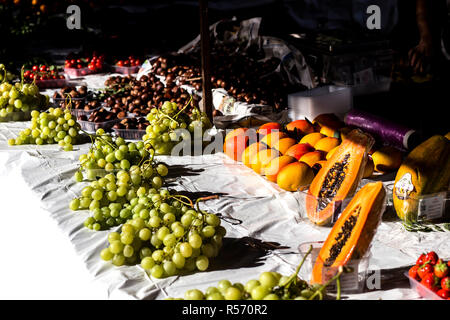 Le uve per la vendita su un mercato in stallo in Port de Pollenca, Mallorca Foto Stock