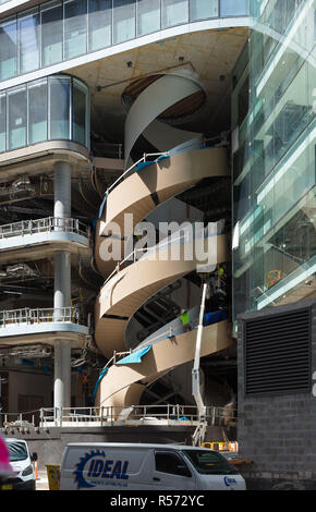 Una doppia elica scala, una importante caratteristica architetturale, essendo installato nel nuovo UTS Università Centrale edificio a Sydney Foto Stock