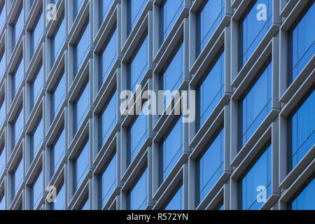 Un modello astratto di quadri di windows su una torre residenziale blocco Foto Stock