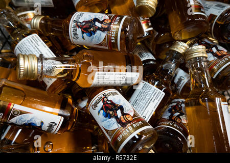 Un cesto pieno di bottiglie in miniatura di Captain Morgan Original Spiced Rum per la vendita in un negozio di liquori. Foto Stock