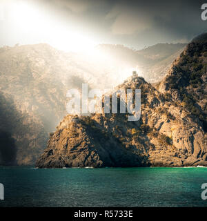 La torre di guardia le appartate Abbazia di San Fruttuoso, in Liguria, Italia. Foto Stock