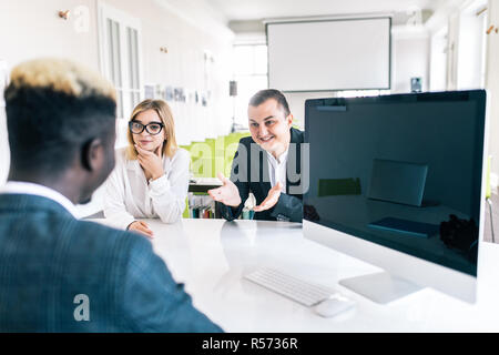 Giovane imprenditore riunione in ufficio Foto Stock