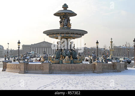 Parigi, Francia - 07 gennaio: Fountaines de la Concorde a Parigi il 07 gennaio 2010. Spento acqua alla famosa Fontana in inverno a Place de la Conco Foto Stock