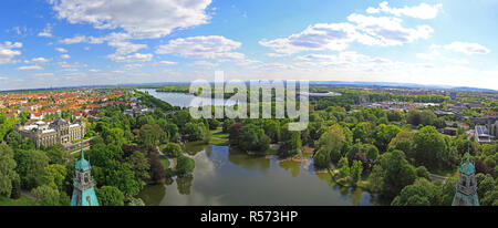 Hannover, Germania - 03 Maggio: lago e sul parco Panorama di Hannover del 3 maggio 2011. Vista panoramica del lago Maschsee all'aperto di Hannover in Germania. Foto Stock