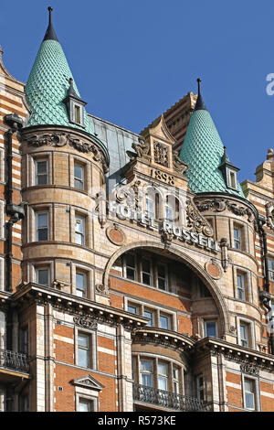 LONDON, Regno Unito - 12 ottobre 2010: il famoso Hotel Russell a Bloomsbury. Lussuoso albergo storico che si affaccia su Russell Square a Londra, Inghilterra. Foto Stock