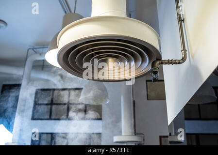 Il fumo cappa in cucina industriale. Foto Stock