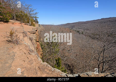 Vista da una scogliera di montagna Foto Stock