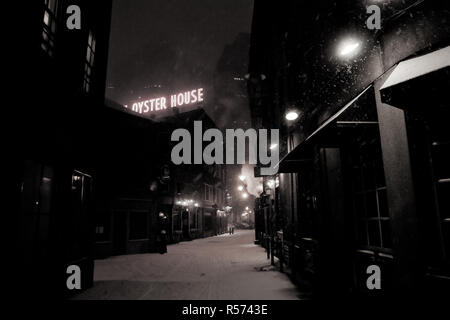 Boston, Massachusett - Gennaio 16, 2012: notte di nevicata in città, strade ricoperte di neve e ghiaccio. Foto Stock