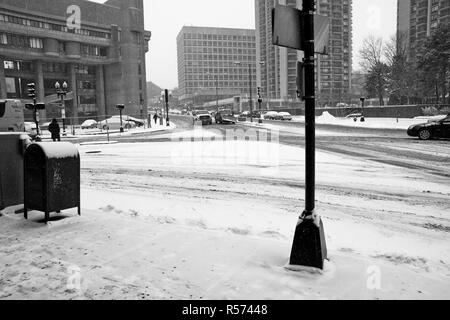 Boston, Massachusett - Gennaio 16, 2012: strade e vie di una città congelati con ghiaccio da intensa nevicata. Foto Stock