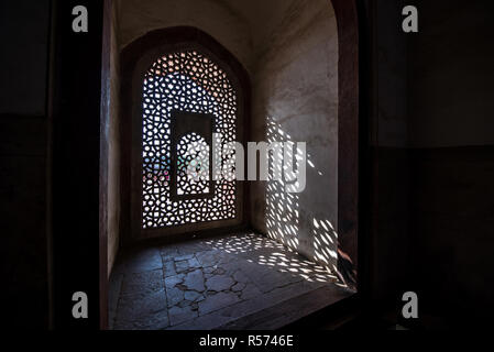 Traliccio in marmo mihrab di Humayun il Cenotafio, Delhi, India Foto Stock