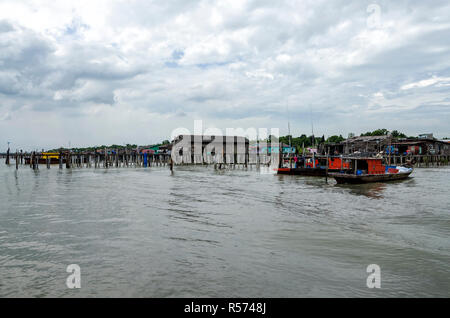 Pulau Ketam, Malaysia Dicembre 30, 2017: Un cinese autentico villaggio di pescatori a Kampung Bagan Sungai Lima, Malesia - Kampung Bagan Sungai Lima è basso Foto Stock