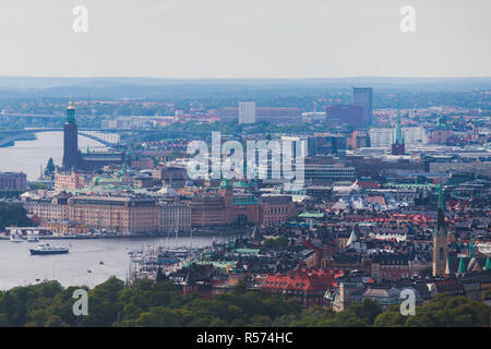 Bella super-grandangolare panoramica vista aerea di Stoccolma in Svezia con il porto e la skyline con paesaggio oltre la città, visto dal traghetto, soleggiato Foto Stock