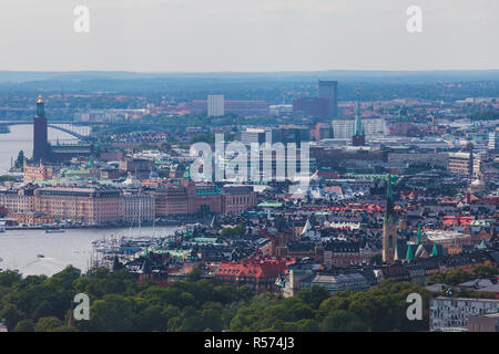 Bella super-grandangolare panoramica vista aerea di Stoccolma in Svezia con il porto e la skyline con paesaggio oltre la città, visto dal traghetto, soleggiato Foto Stock