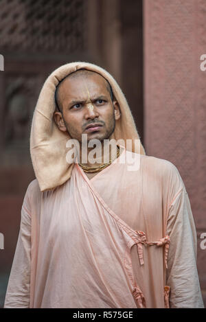 Un Hare Krishna devoto la visita al Forte di Agra, Uttar Pradesh, India Foto Stock