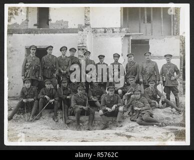 Ufficiali 3° Reggimento di Londra [Estaires La BassÃ©e strada, Francia]. Il 4 agosto 1915. Ritratto di gruppo di ufficiali del 3° Reggimento di Londra, poste di fronte ad un edificio in rovina. La figura centrale è Lieut Col A.A. Howell. Record dell'esercito indiano in Europa durante la Prima Guerra Mondiale. Xx secolo, 4 agosto 1915. Gelatina stampe d'argento. Fonte: Foto 24/(237). Autore: Girdwood, H. D. Foto Stock