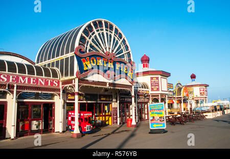 La facciata di North Pier di Blackpool Inghilterra REGNO UNITO Il molo è stato costruito negli anni sessanta e Harry Corbett ha acquistato l'originale fuligginosa Puppet sul molo nel 1948 . Foto Stock