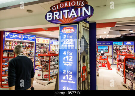 Londra Inghilterra,Regno Unito,Longford,Heathrow Airport LHR terminal,gloriosa Gran Bretagna,souvenir shopping shopper shopping negozi di mercato mercati mercato buy Foto Stock