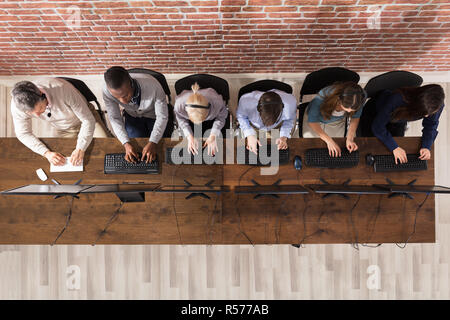 Servizi per i clienti di lavoro dell'operatore di un Call Center Foto Stock