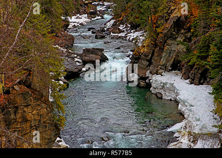 Tour Alberta, Canada. Flusso stradale |Il Parco Nazionale di Jasper Foto Stock