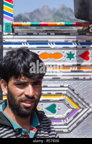 Sonamarg, Kashmir. Conducente di autocarri Foto Stock