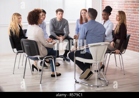 Gruppo di imprenditori seduti su una sedia Foto Stock