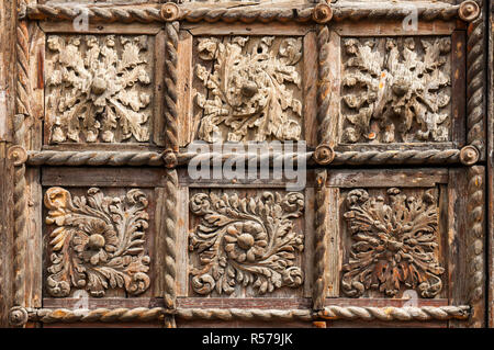 Il carving texture di legno sulla vecchia porta, rettangolo carving Foto Stock