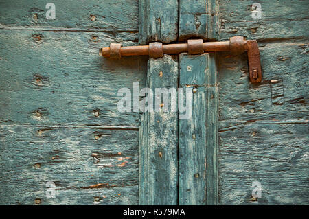 Bloccato vecchia porta di legno, verde vicino la consistenza Foto Stock