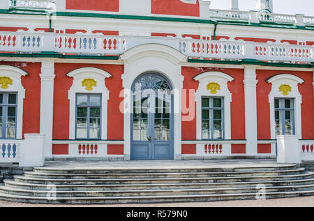 La facciata del Palazzo di Caterina nel parco di Kadriorg Foto Stock