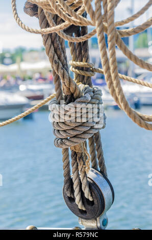 Rigging sulla vecchia barca a vela contro lo sfondo della moderna yac Foto Stock