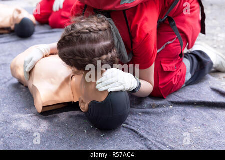 Formazione di primo soccorso concetto. La rianimazione cardiopolmonare. Foto Stock