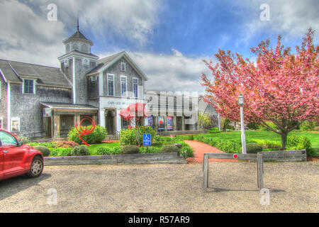 Dennis, Massachusetts, STATI UNITI D'America - 12 Settembre 2015: blu cielo sopra il Cape Cod Museum of Art di Dennis, Massachusetts in caduta. Uso editoriale. Foto Stock