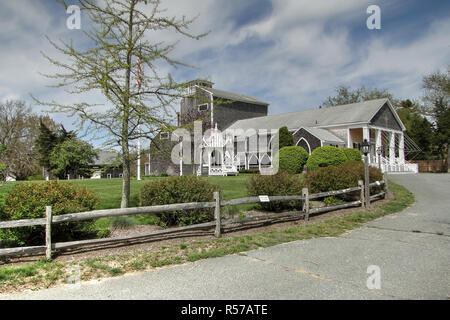 Dennis, Massachusetts, STATI UNITI D'America - 12 Settembre 2015: blu cielo sopra il Cape Cod Playhouse di Dennis, Massachusetts in caduta. Uso editoriale. Foto Stock