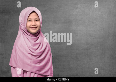 Felice musulmani asiatici kid indossa hijab con faccina sorridente Foto Stock