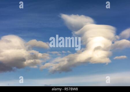 Interessante nuvola bianca Cumulus Chinook. Nuvole modello contro il cielo blu Foto Stock