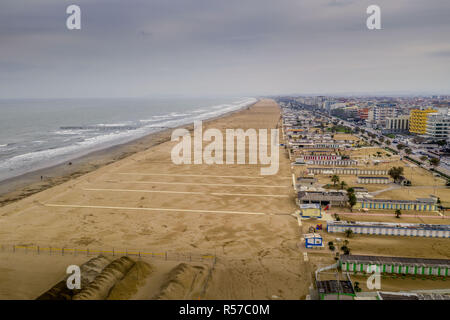 Panoramica aerea della popolare spiaggia Adriatica di Rimini in Emilia Romagna Italia Foto Stock