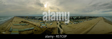 Panoramica aerea della popolare spiaggia Adriatica di Rimini in Emilia Romagna Italia Foto Stock
