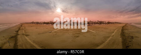 Panoramica aerea della popolare spiaggia Adriatica di Rimini in Emilia Romagna Italia Foto Stock