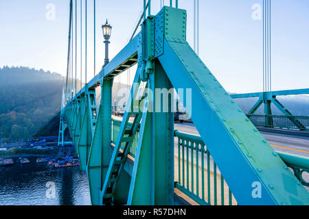 Elegante St Johns ponte sul fiume Willamette in Portland con un interessante ed elegante costruzione ingegneria soluzione con supporti e stretc Foto Stock