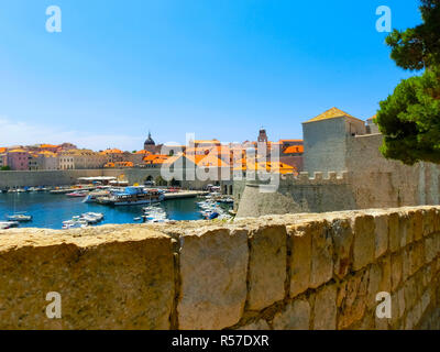 Dubrovnik Croazia - Giugno 07, 2015: vista sulla fortezza e marina nella città vecchia Foto Stock