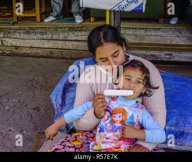 Taunggyi, Myanmar - 8 Feb 2018. Una donna con la figlia di Taunggyi, Myanmar. Dal 1962, il Myanmar è diventato uno dei paesi più poveri nel wo Foto Stock