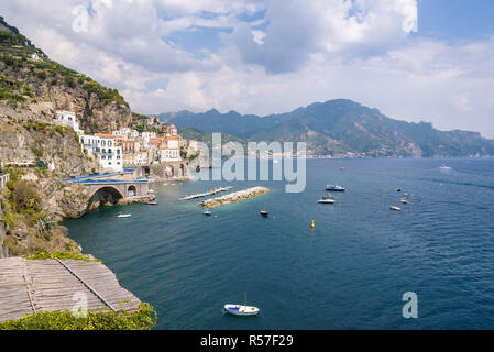 Vista della città di atrani sulla costiera amalfitana Foto Stock