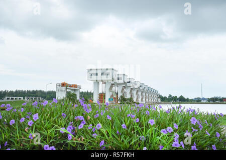 Prasit Uthokwipat floodgate in Pak Phanang, Nakhon Si Thammarat, Thailandia. Foto Stock