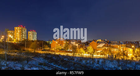 Case sul grande città fine in una sera d'inverno Foto Stock