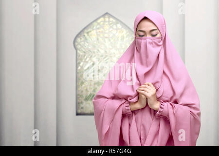 Ritratto di asian donna musulmana di indossare niqab pregando Foto Stock